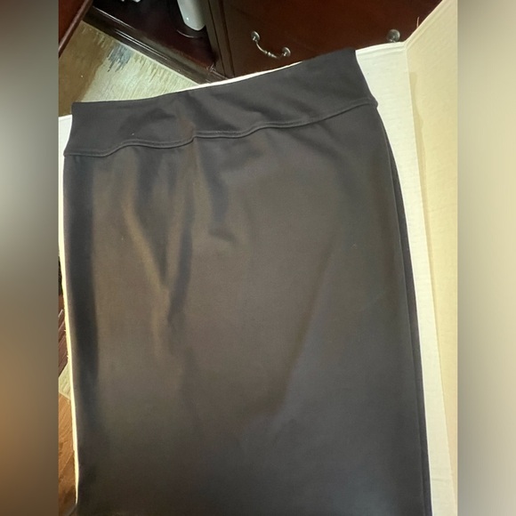 WORTHINGTON A LINE BLACK SKIRT WITH FRONT SIDE SLIT. SIZE XL - Picture 1 of 10